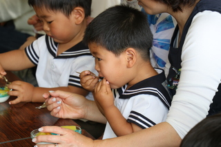 試食する子どもの様子