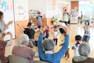 一緒に踊る様子