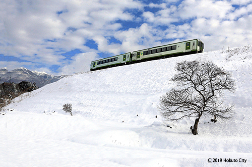 5【冬】雪積の尾根を走る小海線.jpg