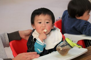 試食する子ども