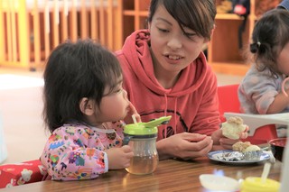 試食する子ども