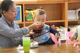 試食する子ども