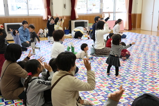 手遊びの様子