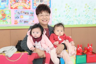 渡辺市長と赤ちゃん