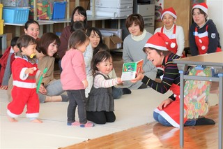 絵本を楽しむ子どもの様子