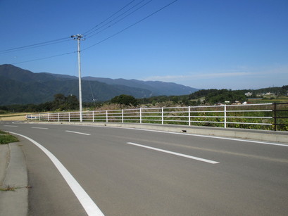 防護柵、塗り替え前は白で目立っている写真