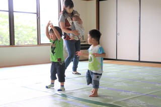 一緒に体操する子ども達