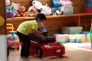 車で遊ぶ様子