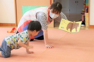 絵本を読みながらマネっこする様子