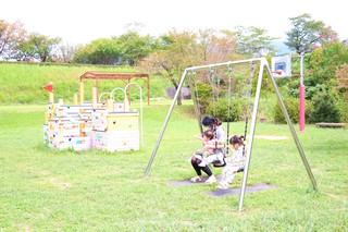 公園で遊ぶ親子.JPG