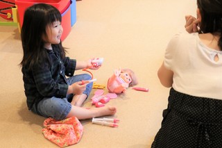 ママと人形遊び.JPG