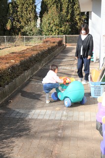 車に乗る子ども.JPG