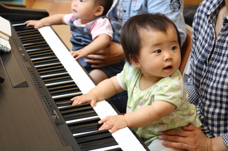 ピアノを弾く子どもの様子