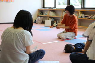 わらべうた遊びの様子