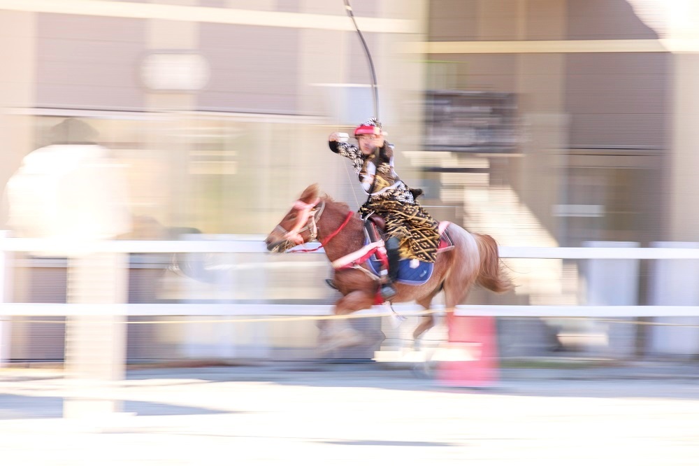 流鏑馬で風のように疾走する玄武と弓を構える射手