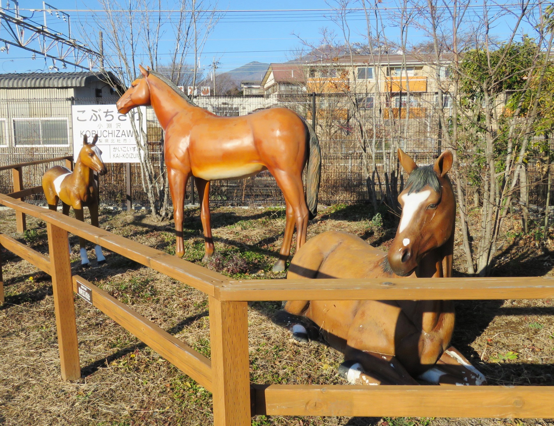 JR小淵沢駅のローターリーの一角で3頭の馬の家族のモニュメントが迎えてくれる