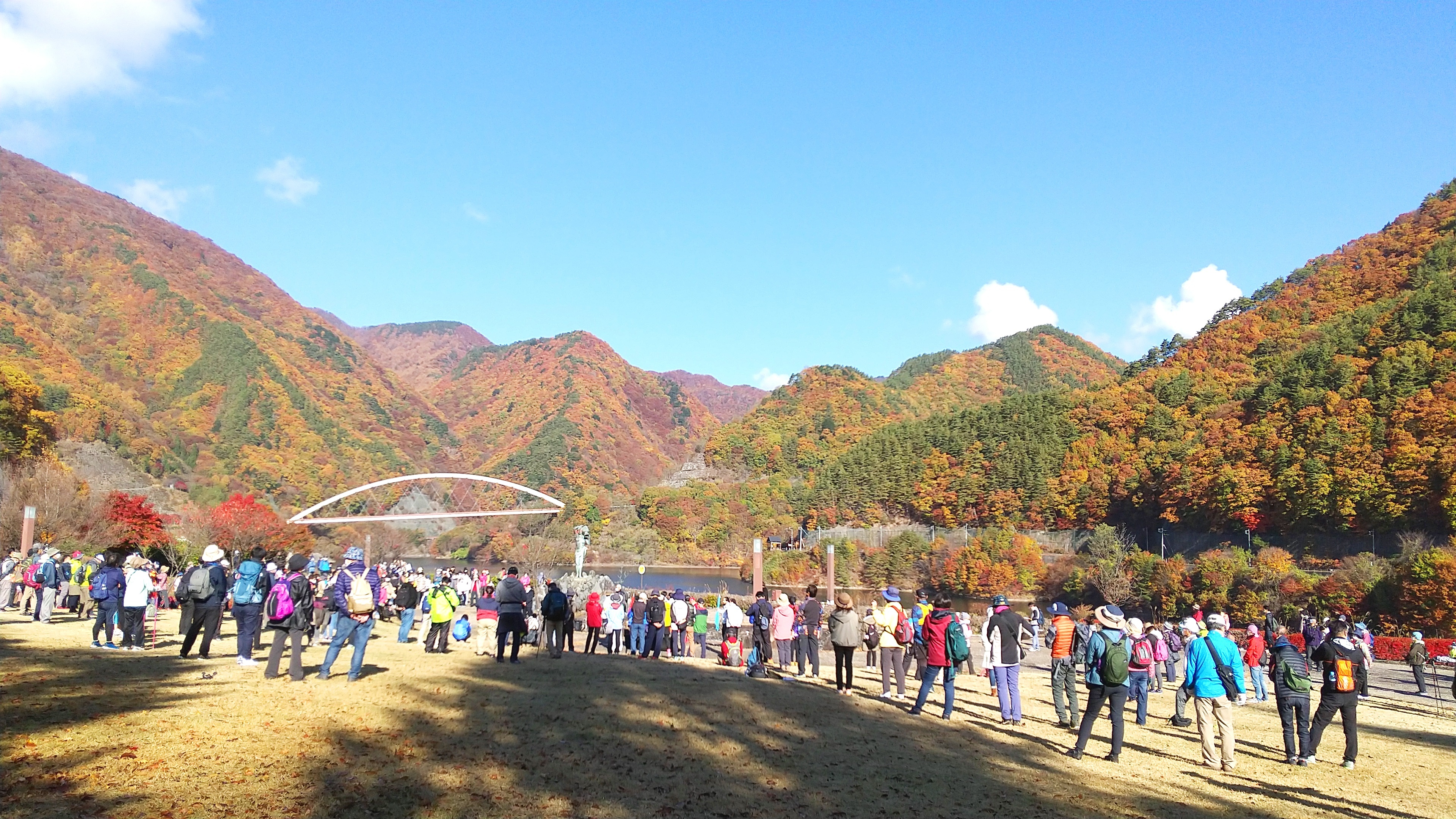 スタート前に青空とみずがき湖の紅葉を堪能する参加者たち