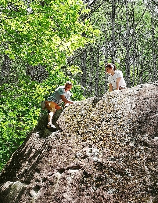登り切った岩から降りていくのに、足をかけるホールドを確認する