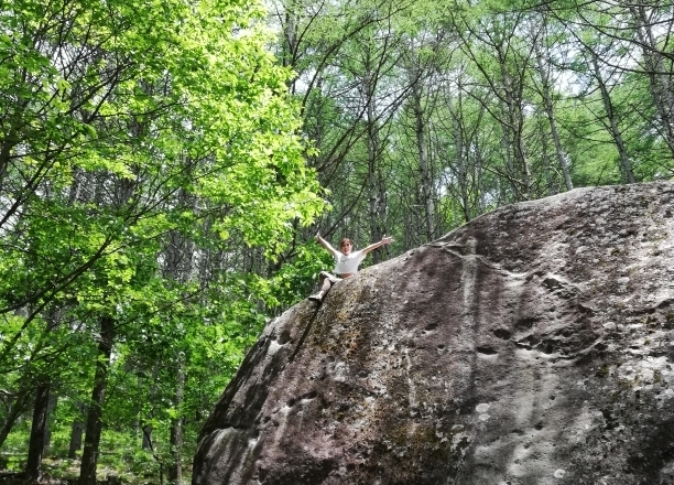 登り切った岩の上でポーズする林ゆめさん
