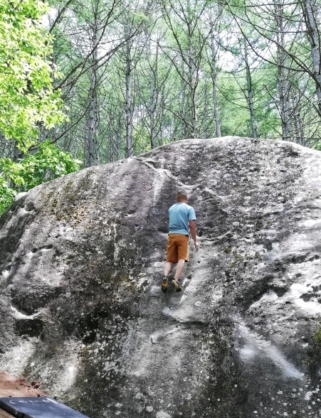 岩のわずかな突起に足をかけて静止しているいら山さんは、まるで重力を感じないように見える