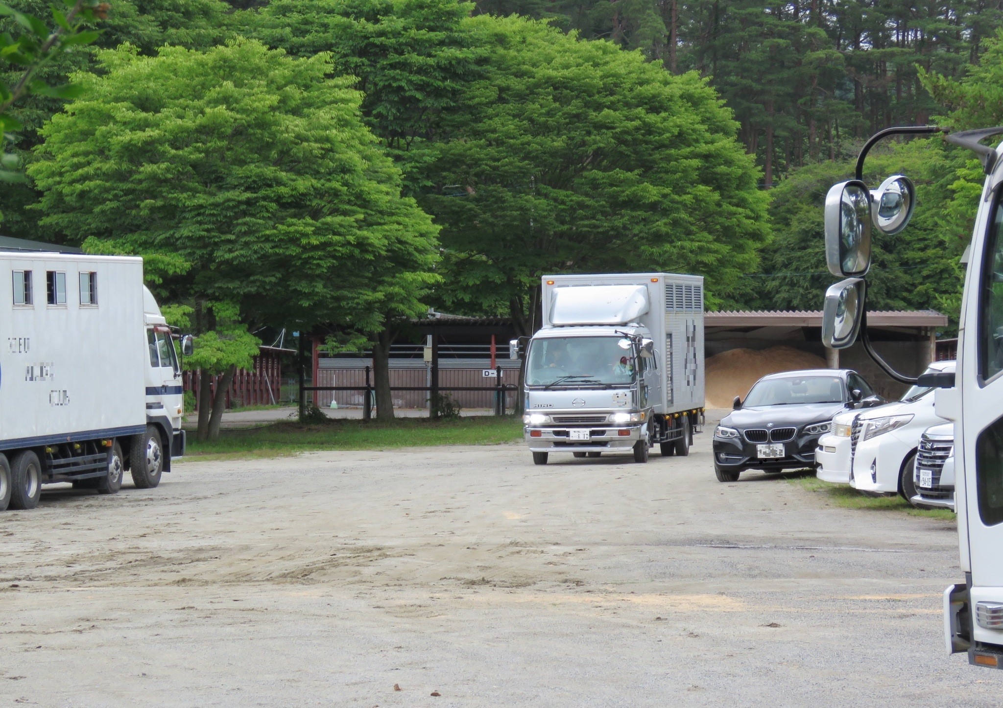 馬術競技場に馬運車が入ってくる