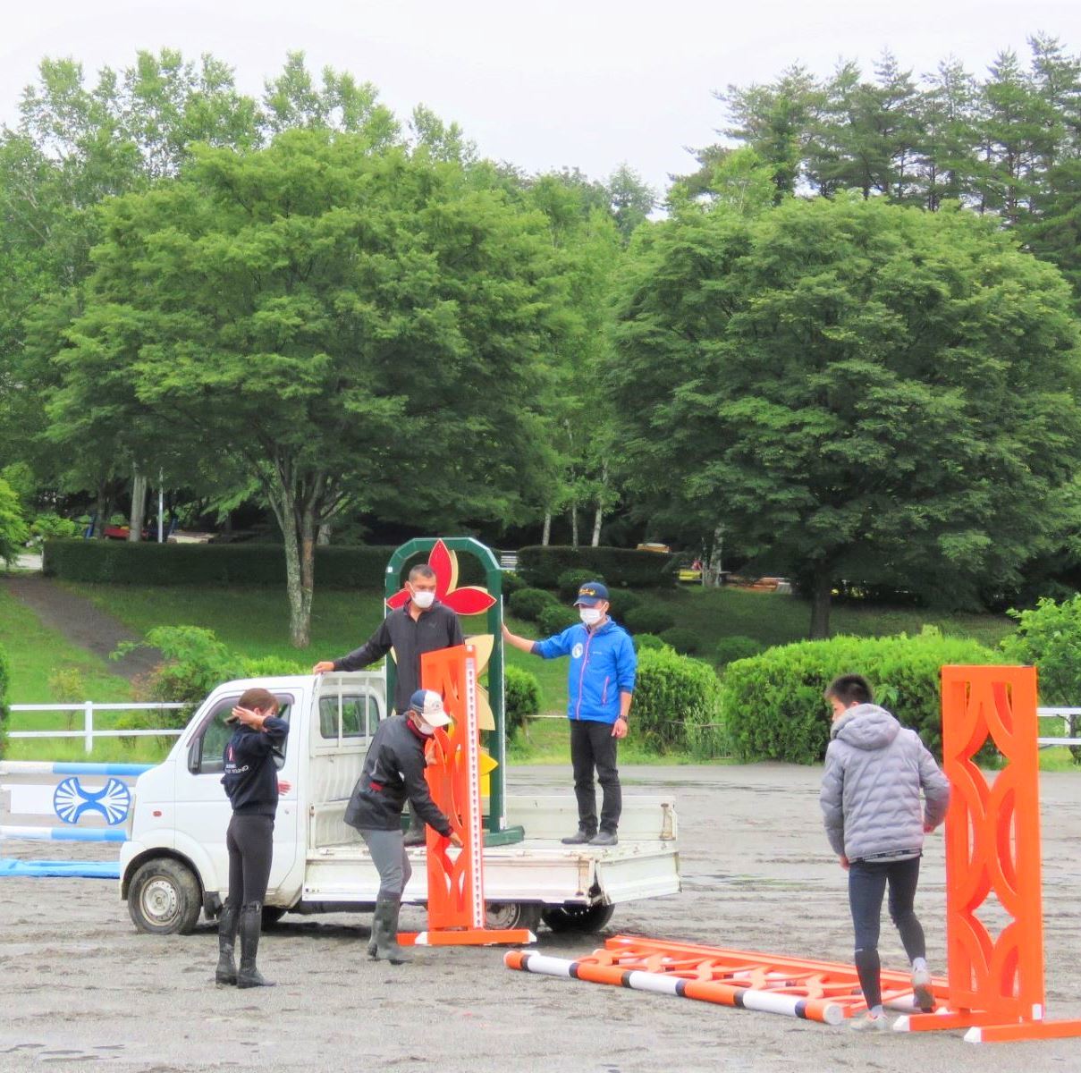 軽トラックで障害を運んでくる