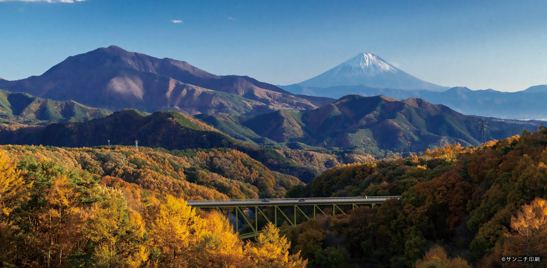 八ヶ岳高原大橋と富士山
