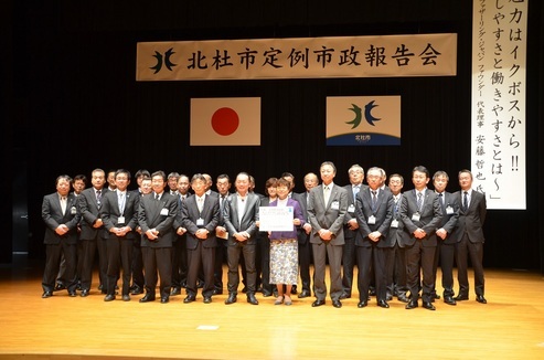 宣言文を手にする渡辺市長（正面右）