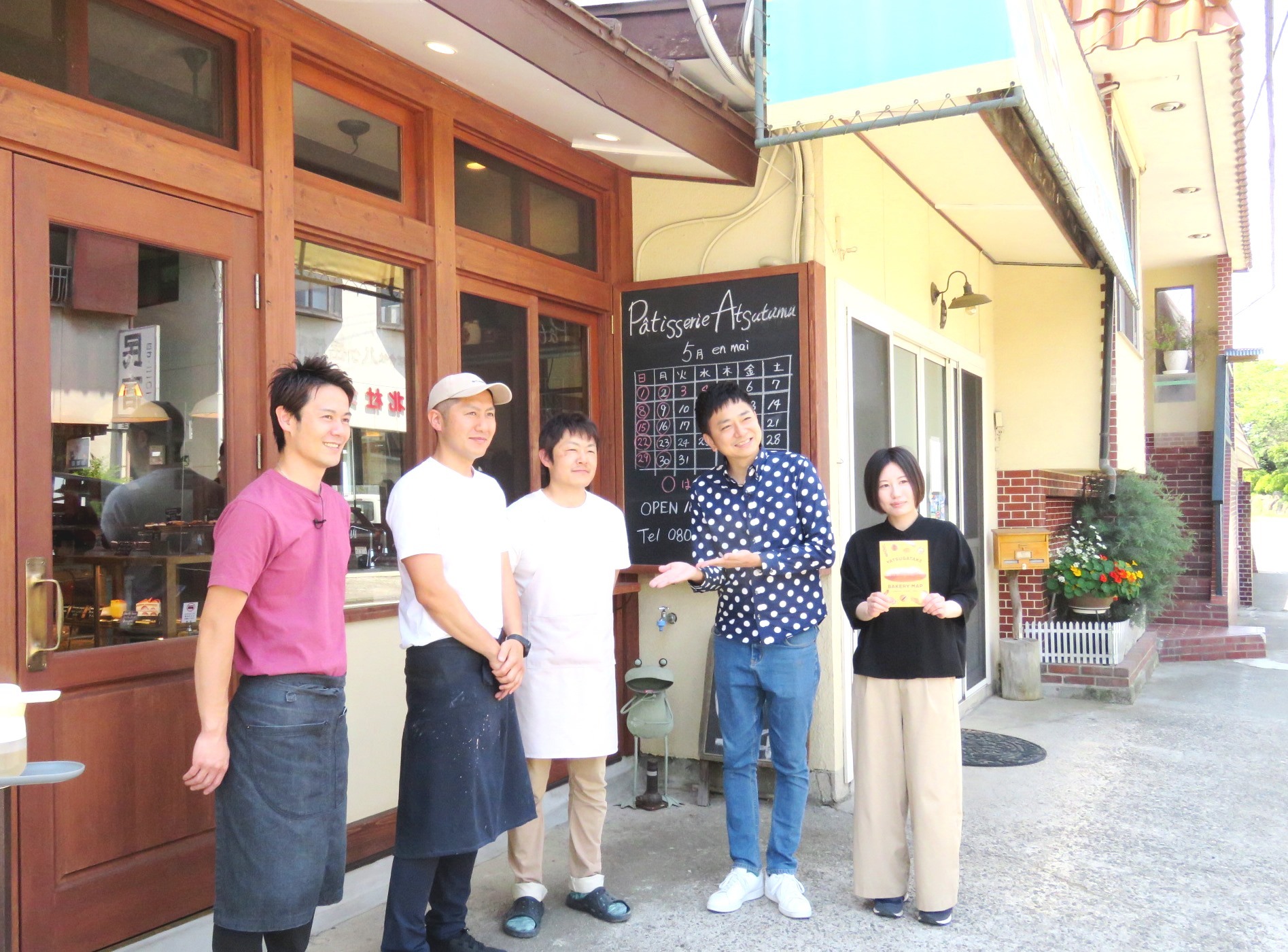 アツタマ製パンを運営する3兄弟とケンキさんと地域おこし協力隊で記念写真
