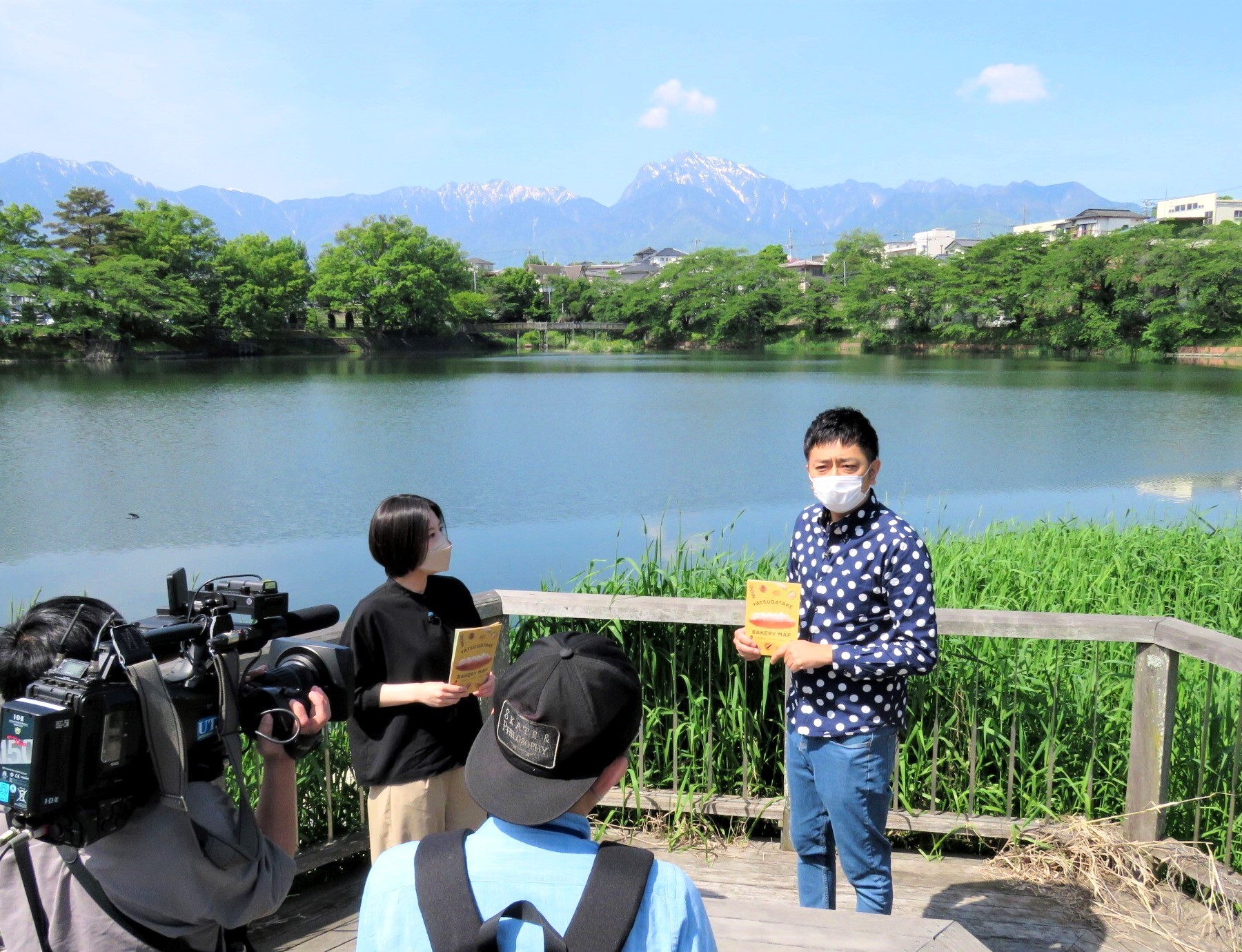 長坂牛池にて、MCケンキさんに八ヶ岳ベーカリーマップの説明をする