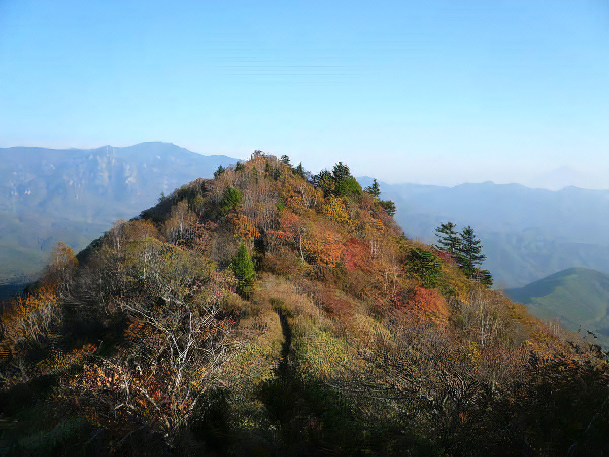 中腹には八ヶ岳や富士山も望める大パノラマの草原 カヤトの原も