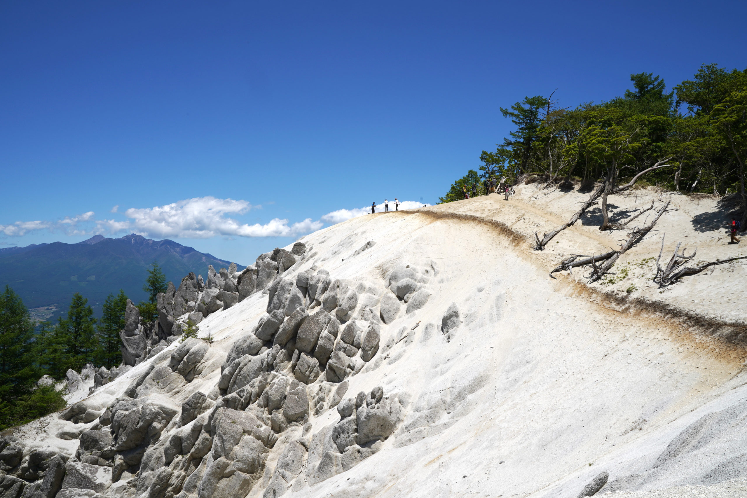 山頂には真っ白なビーチが広がるファミリーにも人気の絶景山
