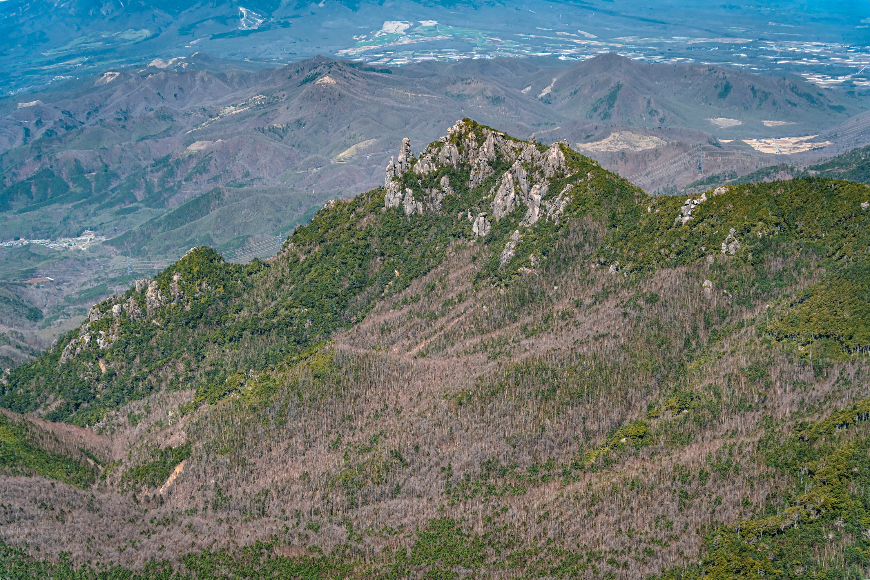 本格登山を始める人に！水墨画のような岩峰群の名山