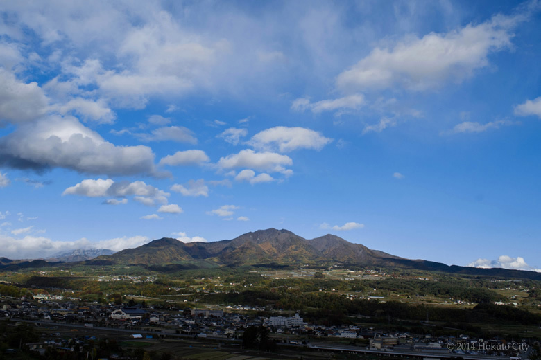 深田久弥終焉の地としても有名プチ縦走を経て絶景の山頂へ