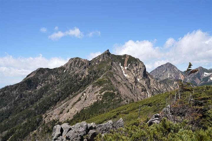 八ヶ岳南端の絶景の山頂から信仰の歴史を刻む岩峰の頂へ