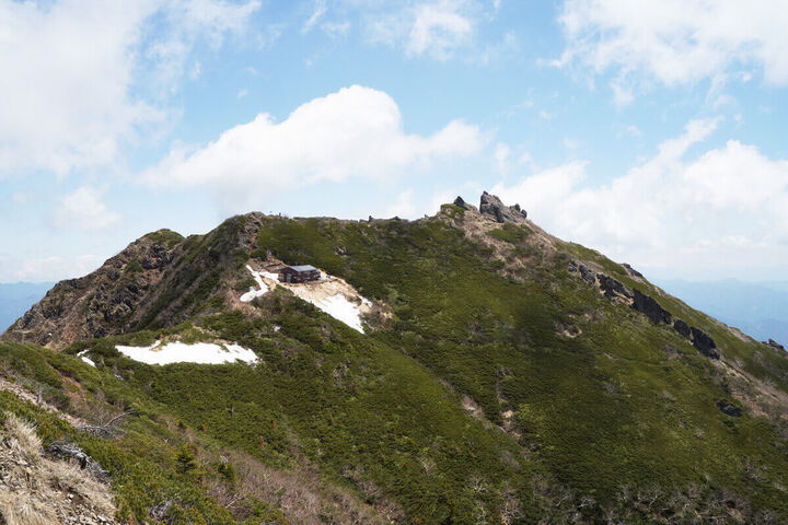 八ヶ岳の山々が迫る三ツ頭を経て猛々しい岩峰に挑む