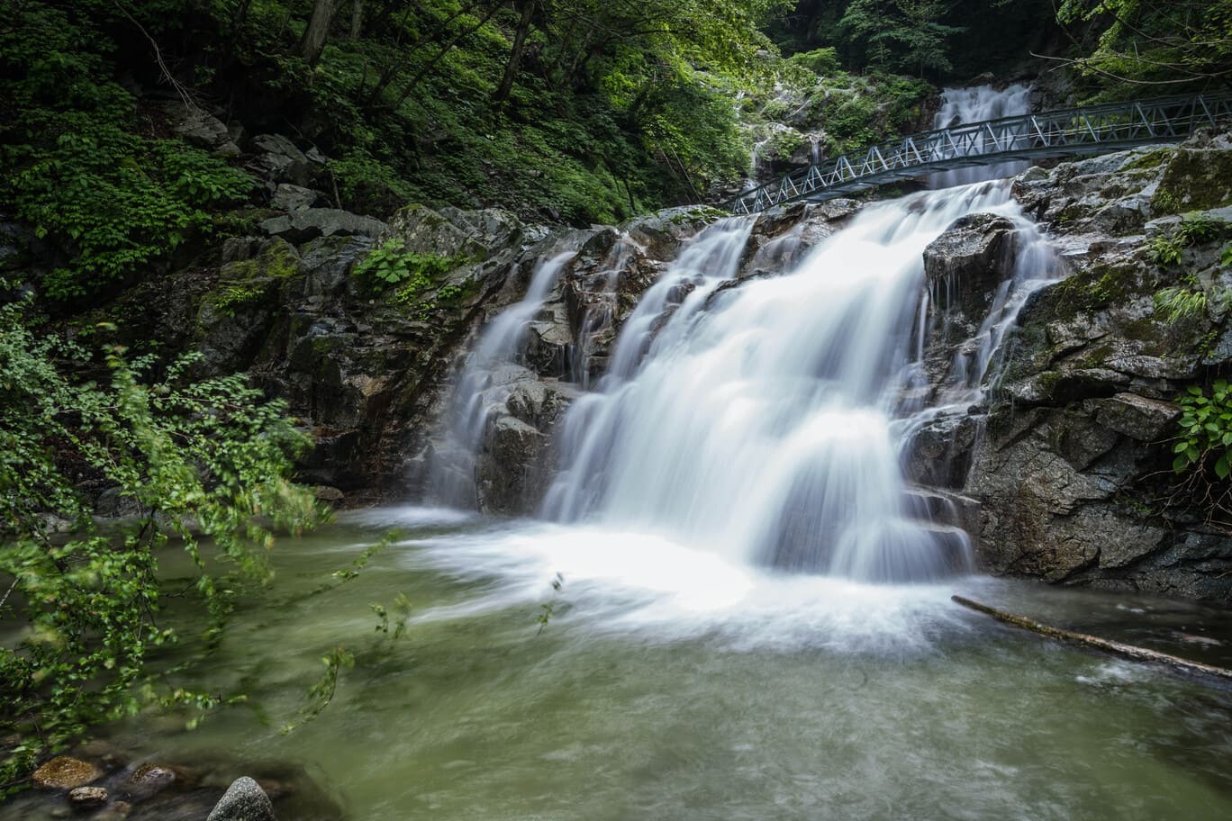 日本の滝100選にも選ばれた東日本最大落差121mの名瀑
