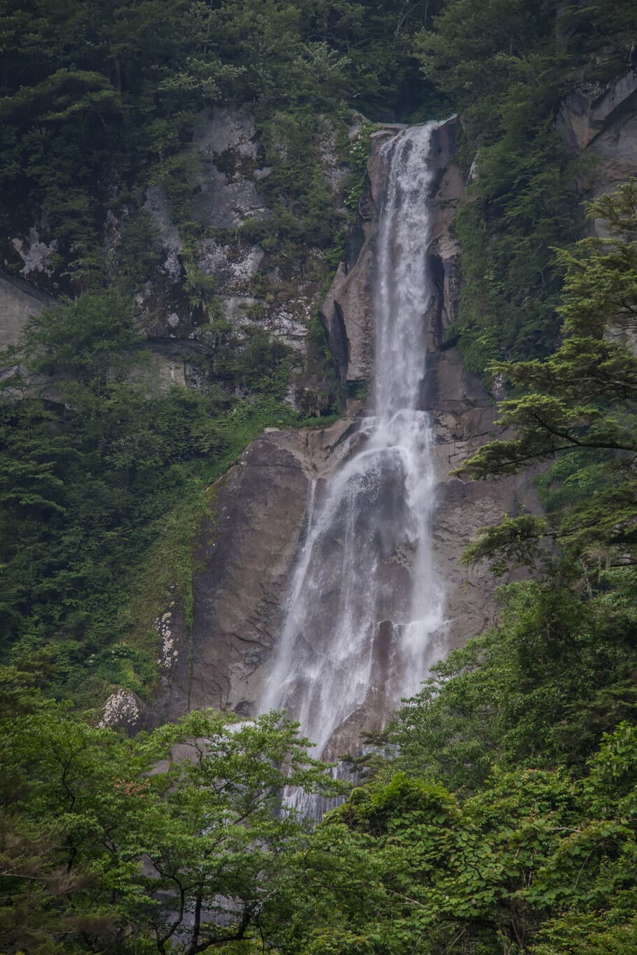 日本の滝100選にも選ばれた東日本最大落差121mの名瀑-01