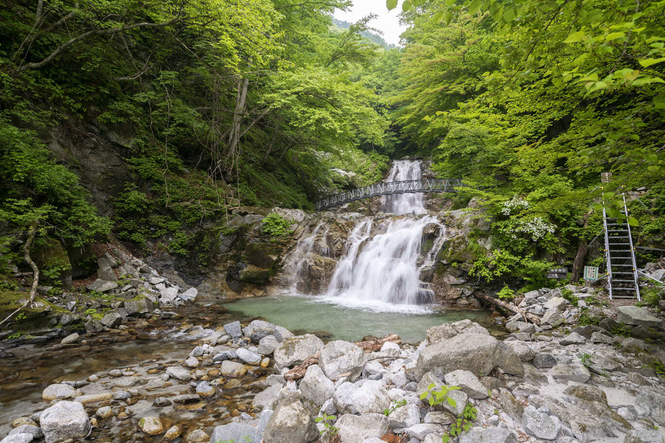日本の滝100選にも選ばれた東日本最大落差121mの名瀑-02