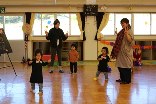 親子で踊る様子