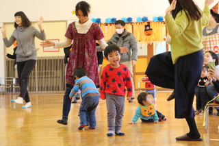 親子で踊る様子