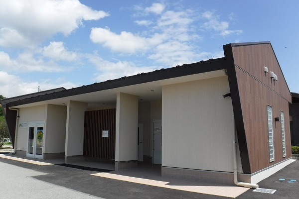 トイレと案内所全景