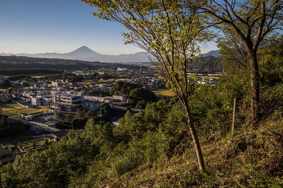 須玉ふるさと公園から望む富士山の写真