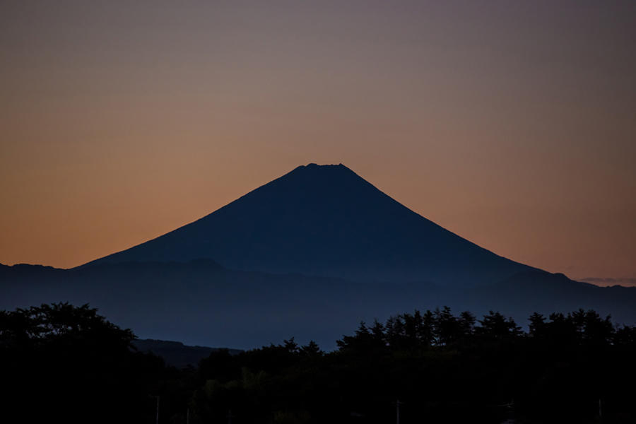 高根町村山東割から望む富士山の写真