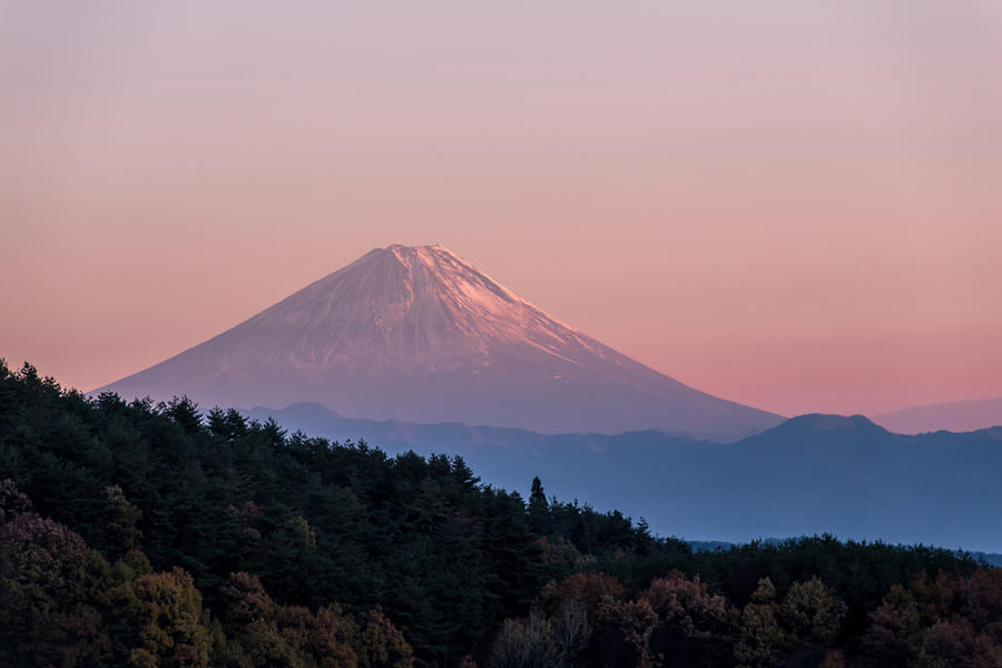 高根町堤から望む富士山の写真