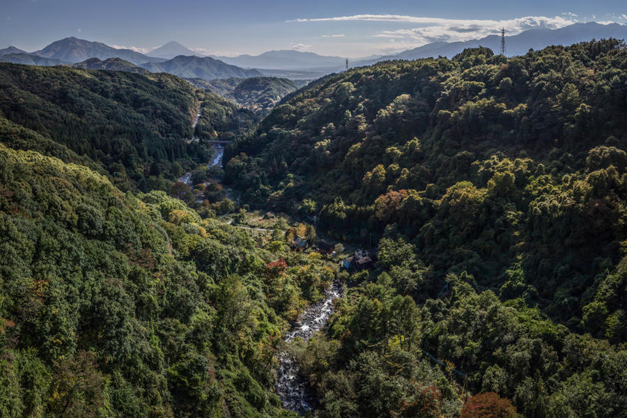 八ヶ岳高原大橋から望む富士山の写真