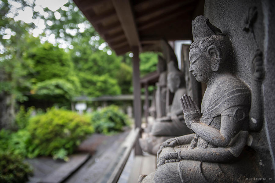 05.津金の三代校舎と海岸寺と石仏群 03の写真