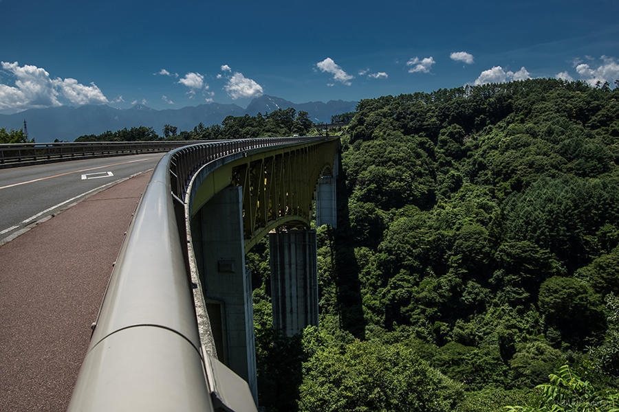 07.高原大橋からの八ヶ岳と川俣川渓谷 02の写真