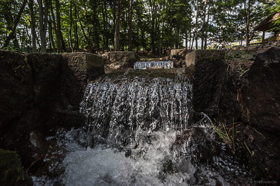 14.三分一湧水と平山郁夫シルクロード美術館 02の写真