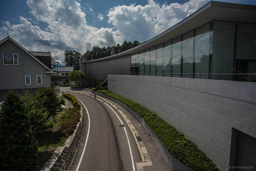 14.三分一湧水と平山郁夫シルクロード美術館 06の写真